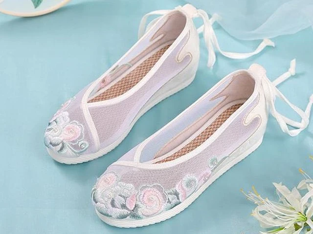 The 12 Beautiful Traditional Chinese Embroidered Shoes-6