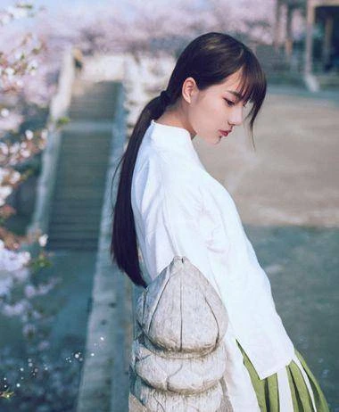 Simple and Beautiful Hanfu Hairstyle