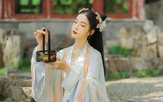 Reimagining the Returning Modern Hanfu-6