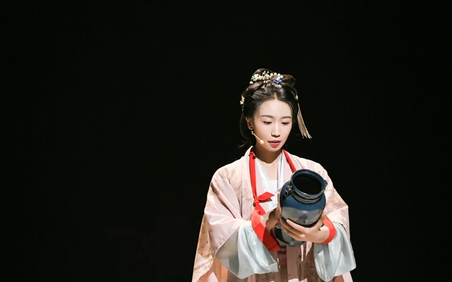 The Mews - Unmissable Hanfu Variety Show that You Should Stream Right Now-39