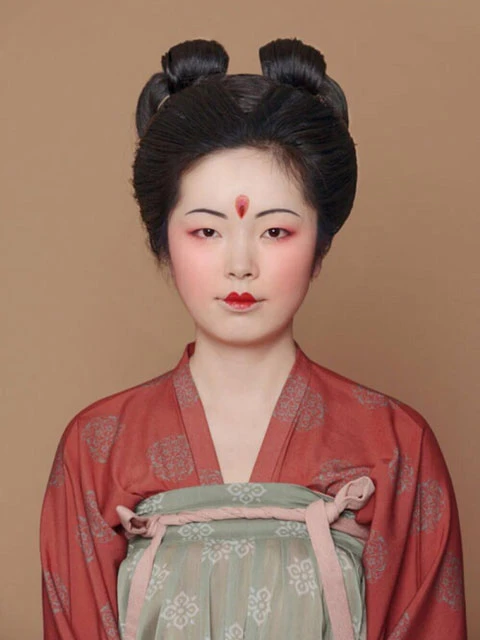 Greet Spring with Tang Dynasty Peach Blossom Makeup!-6