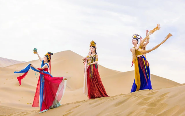 Dunhuang Style Costume Show in the Desert Grand Opening-5