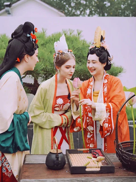 Can Foreigners Wear Hanfu? 3 Non-Chinese Ladies' Experience Tells You the Answer-30