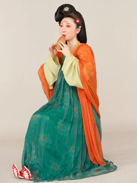 Featuring 9 Classic Chinese Instruments in Hanfu Photo Shoots-8