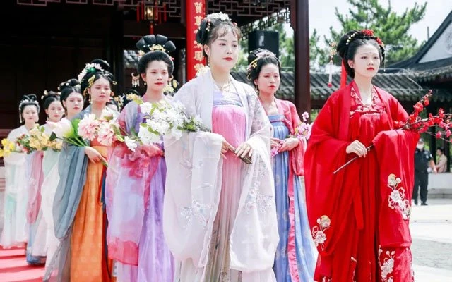 Reimagining the Returning Modern Hanfu-4