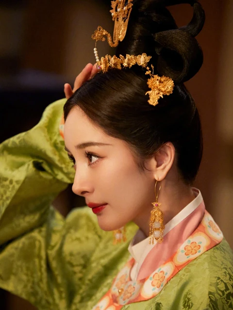 Yang Mi's Stunning Hanfu Style at the 2024 Henan Spring Festival Gala-15