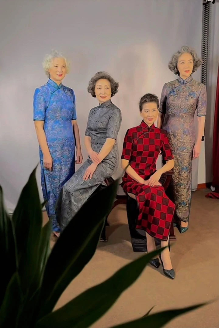 Subway Cheongsam Grandmas: Time Never Defeats Beauties