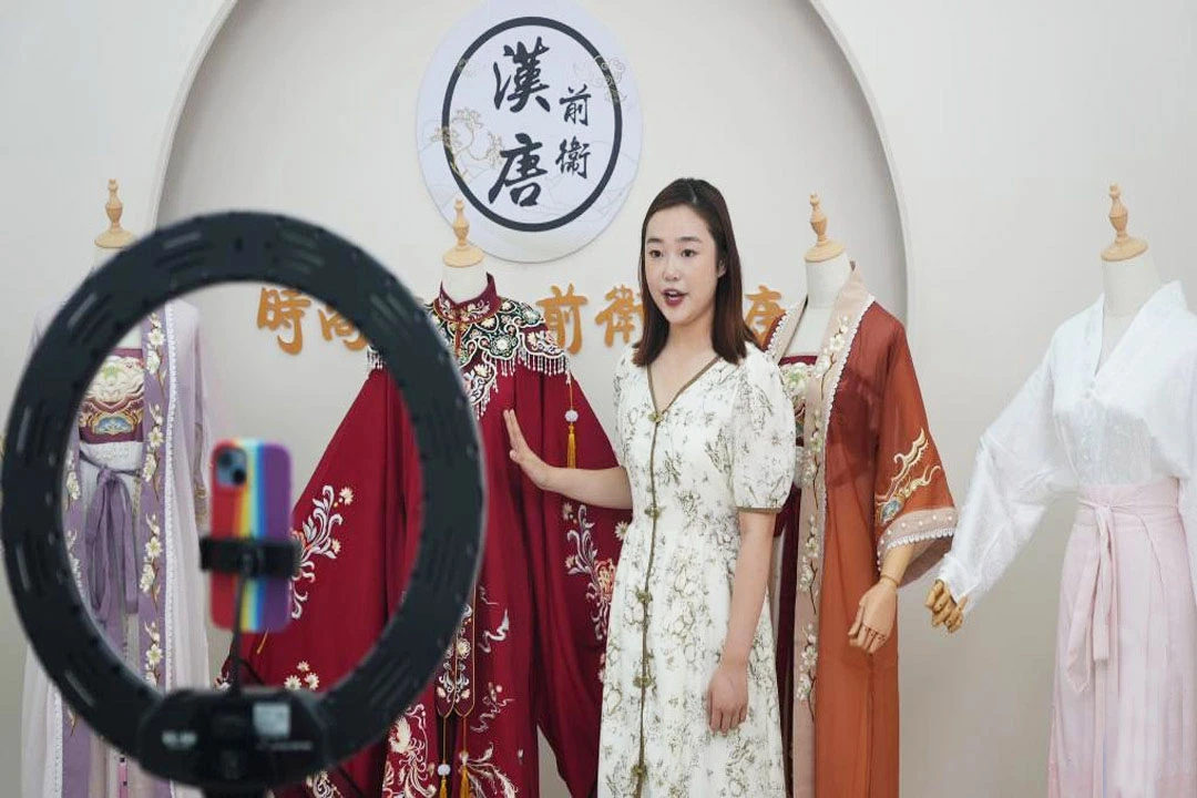 The Rebirth of Hanfu in Livestream Shopping-2