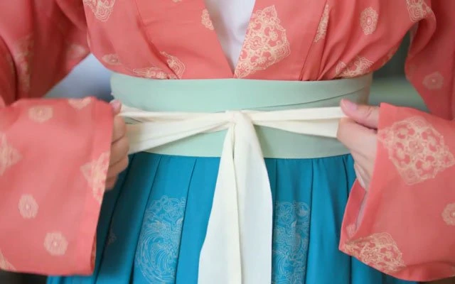 How to Wear Hanfu (3) – Tang Dynasty Qiyao Ruqun-8