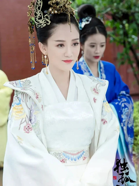 Unveiling the Rich History of Chinese Wedding Attire-6