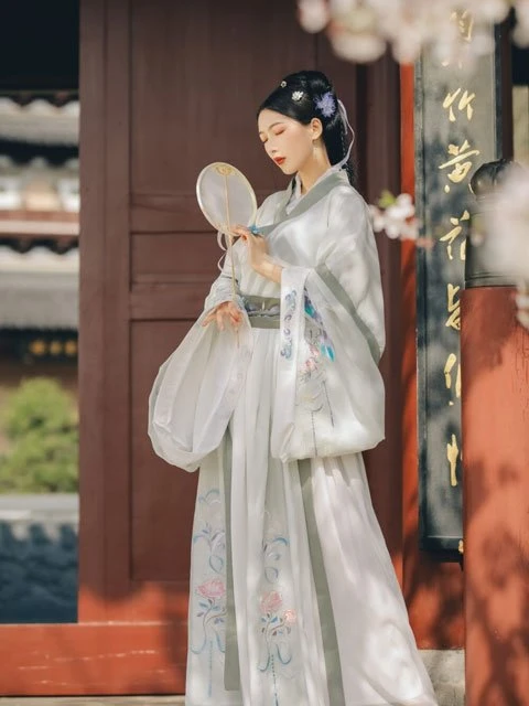 The Cultural Code of Modern Chinese Hanfu Clothing-5