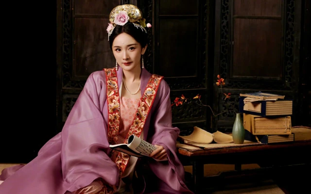 Yang Mi's Stunning Hanfu Style at the 2024 Henan Spring Festival Gala-6