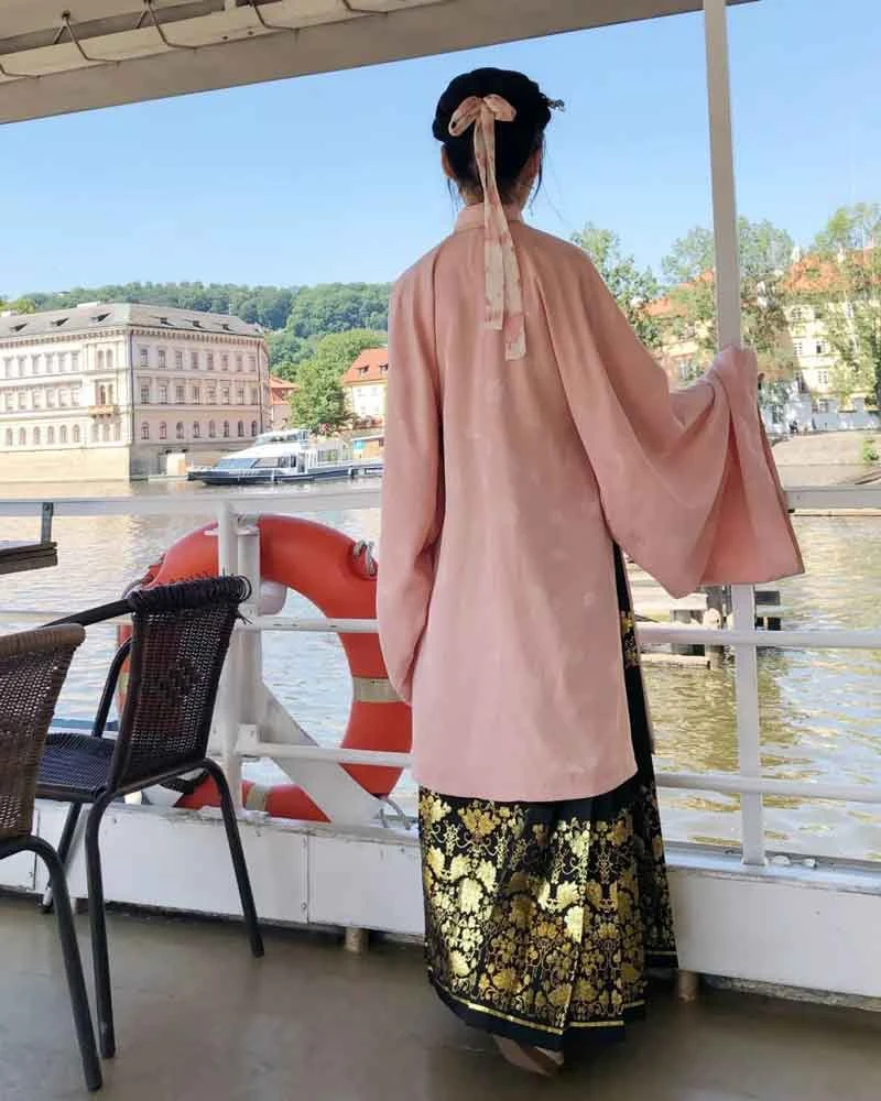 Chinese Girls Wear Hanfu to Climb the Highest Chug Peak in Germany-7