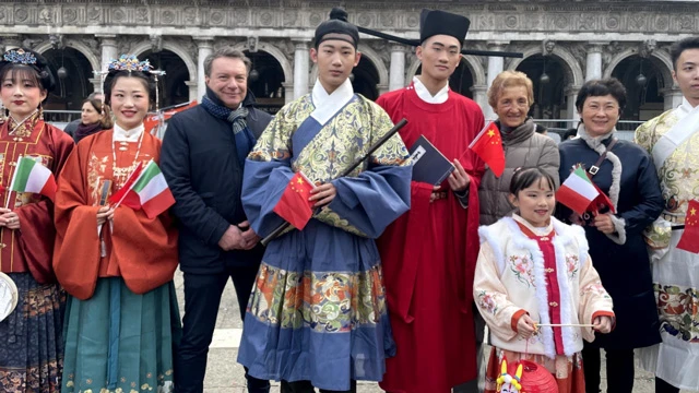 Traditional Hanfu Debuts at Venice Carnival-12