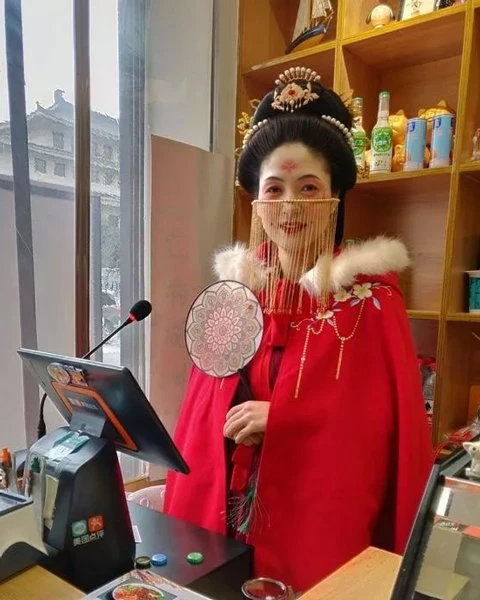 Hanfu Themed Restaurant – Why Boss Wearing Hanfu Every Day?