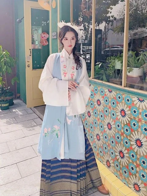 The 4 Most Han Clothing Shoes worn by Hanfu Girls-12