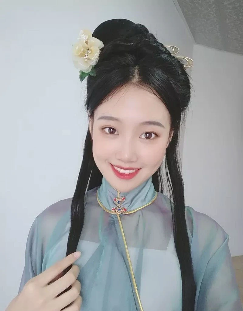 Hairstyle Tutorial for Traditional Chinese Hanfu Dress - 1-6