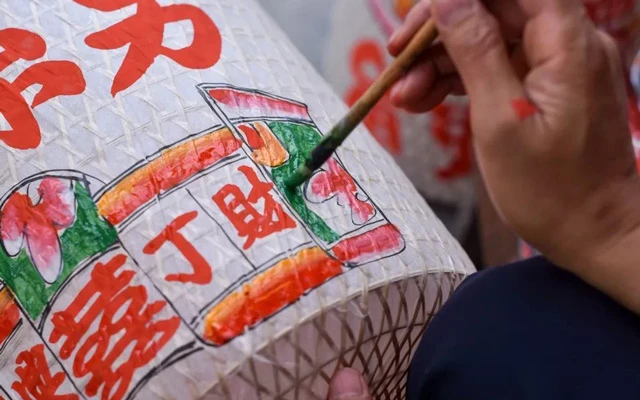 Exploring the History and Art of Chinese Lanterns-12