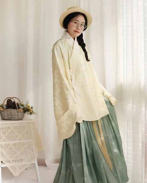 How to Choose Hanfu in Spring