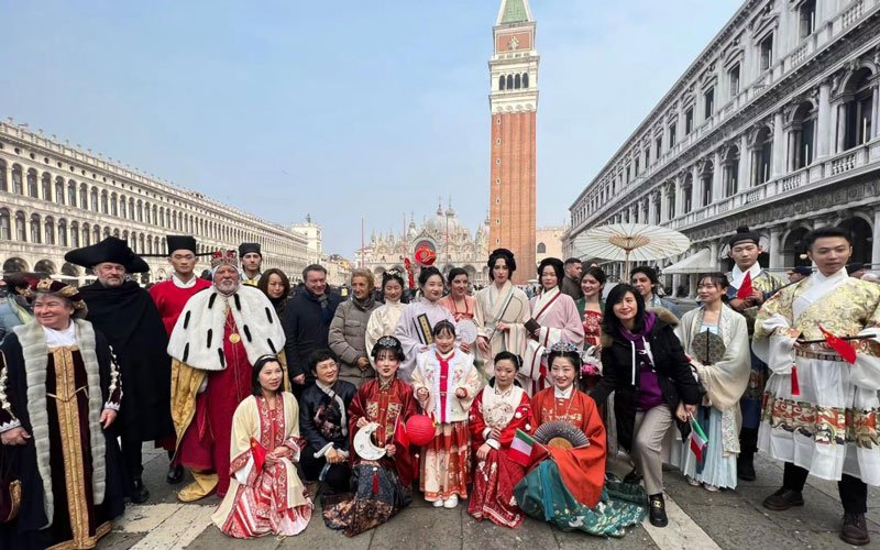 Traditional Hanfu Debuts at Venice Carnival-1