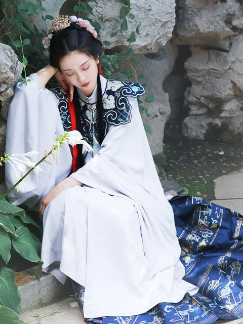 12 Latest Fashion Chinese Clothing Hanfu Styles in Runway-24