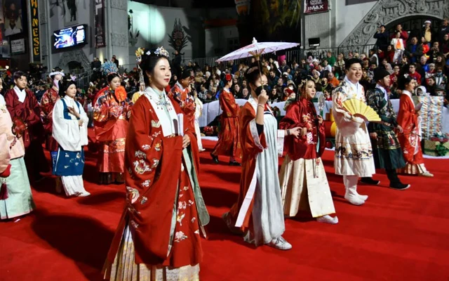 Chinese Hanfu in Hollywood Christmas Parade-6