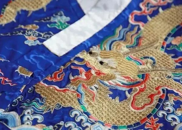 Do you know the characteristics of embroidery in various dynasties of Hanfu?-4