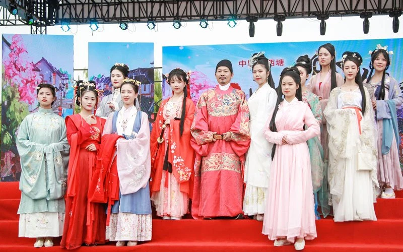 Fang Wenshan: We Need the New Style Hanfu to Adapt the Modern Society-3