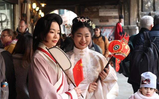 Traditional Hanfu Debuts at Venice Carnival-4