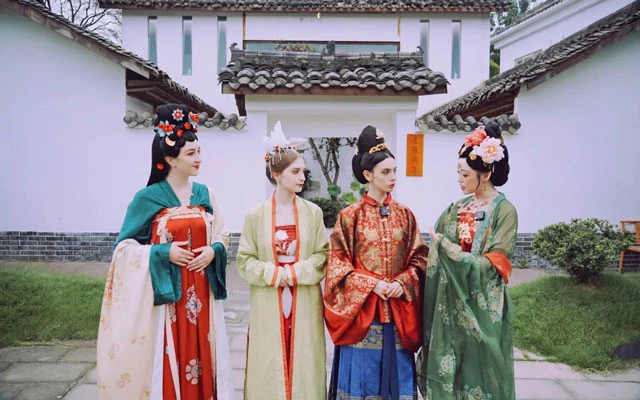 Can Foreigners Wear Hanfu? 3 Non-Chinese Ladies' Experience Tells You the Answer-19