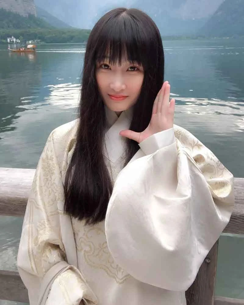 Chinese Girls Wear Hanfu to Climb the Highest Chug Peak in Germany-5