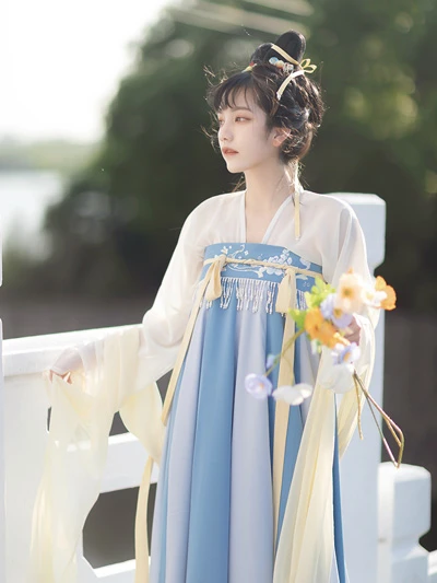 18 Latest Spring Chinese Outfits for Women 2022-15