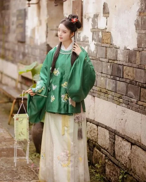 4 Sets of Hanfu Suits for Autumn - Elegant & Gorgeous-2