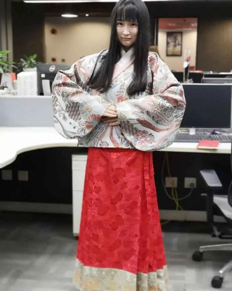 Chinese Girls Wear Hanfu to Climb the Highest Chug Peak in Germany-10