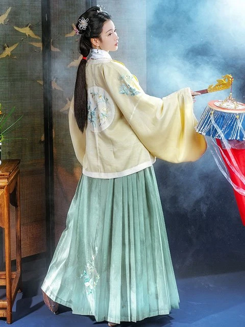 12 Latest Fashion Chinese Clothing Hanfu Styles in Runway-12