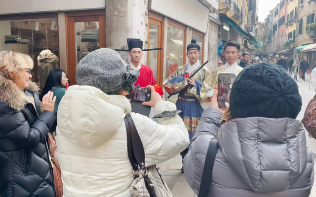 Traditional Hanfu Debuts at Venice Carnival-3