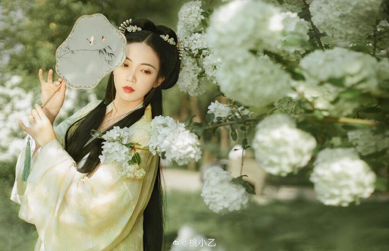 Wedding Photos with Hanfu and Traditional Chinese Clothing Indoors, Traditional Wedding Photos in Hanfu-2