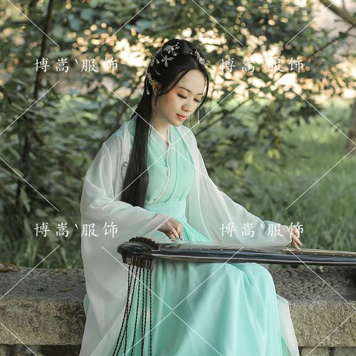 Chinese sleeves dance lightly, the beauty of Hanfu fills the world