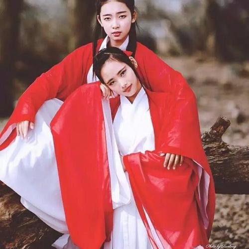 A Young Lady in Hanfu Playing the Zither, Hanfu Fashion Takes Over the Streets-2