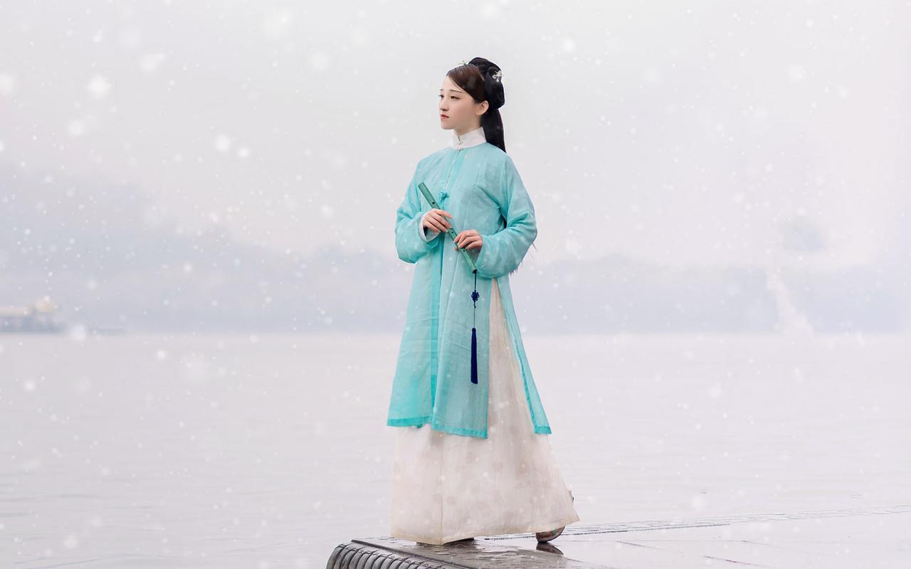 A Young Lady in Hanfu Playing the Zither, Hanfu Fashion Takes Over the Streets-3