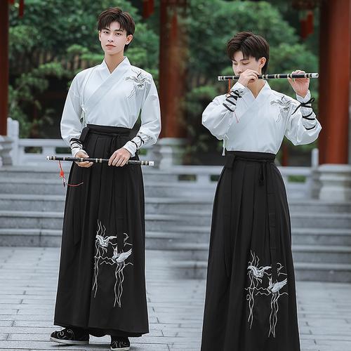 Hanfu Travel in an Ancient Style: Young Women Dressed in Hanfu Explore Tourist Spots-1