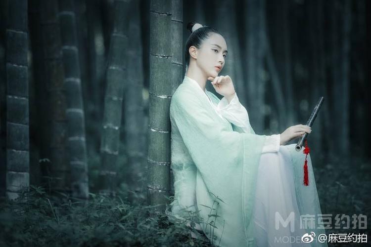 The Scent of Summer Flowers and the Refreshing Charm of Hanfu-1