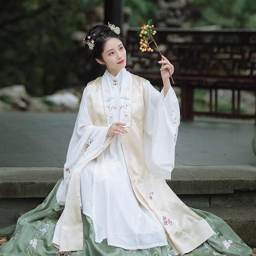 Photography Outing with Traditional Hanfu, Focusing on Women in Hanfu-2