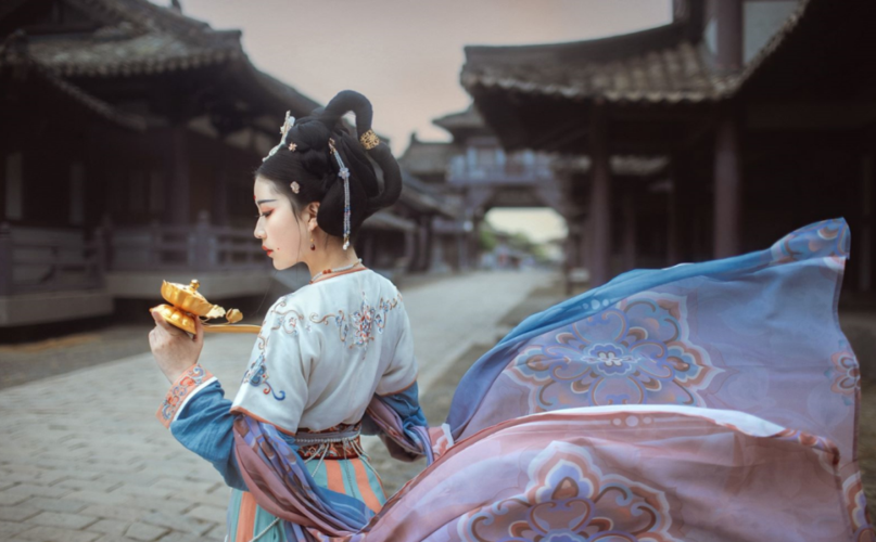 What Kind of Hanfu Hairstyles Suit Large Faces, and What Age Group is Suitable for Hanfu?-3