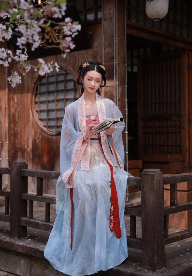 Hanfu for Girls in 2023: Reviving the Precious Heritage of Chinese Culture-1