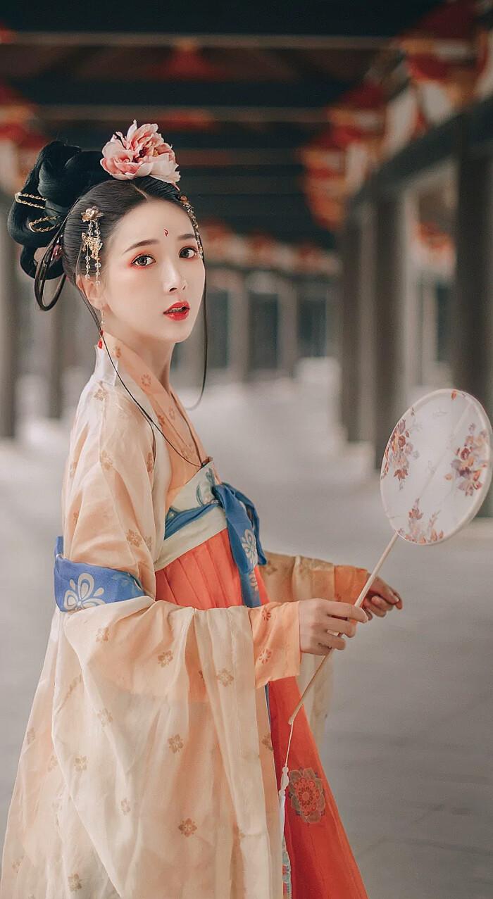 Figurines of Ancient Beauty in Hanfu, Images of the Ancient Beauty Wu Zetian in Hanfu-1