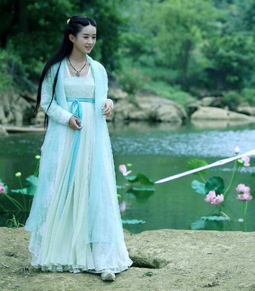 Hanfu Travel in an Ancient Style: Young Women Dressed in Hanfu Explore Tourist Spots-3