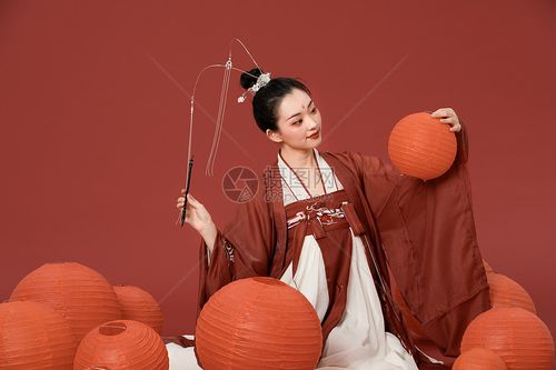 Methods of Using Hair Combs in Ancient Chinese Hanfu Hairstyles; Images of Children’s Hanfu Hairstyles with Combs