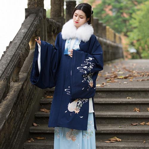 Hanfu Costumes for Men and Women from the Same Dynasty