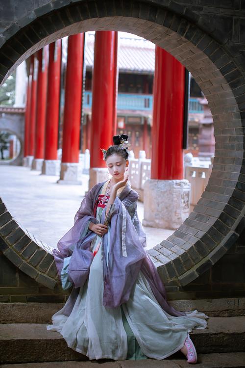 In the Square, Encountering Traditional Hanfu, Which Side of the Ming Dynasty-Style Coat Goes on Top-1